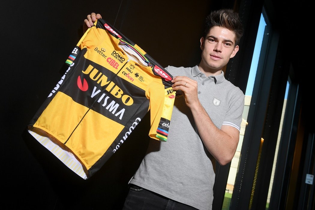 Wout van Aert pózuje s dresem stáje Jumbo-Visma, se kterým má podepsanou smlouvu do roku 2021.