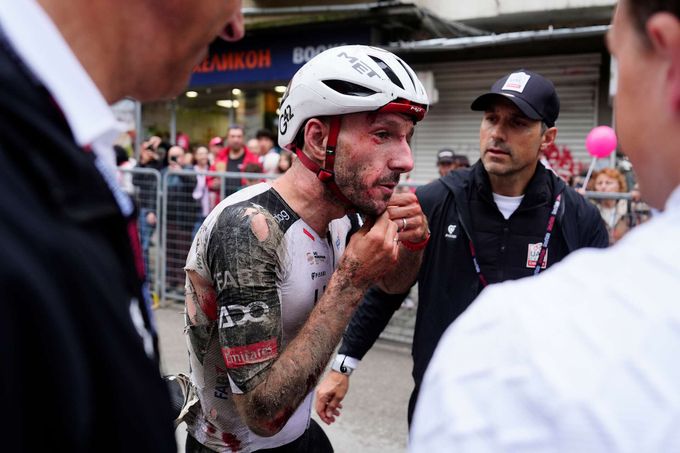 Start Gira v Bulharsku: tři etapy, dva velké pády. Hvězdný tým už přišel o tři jezdce Start Gira v Bulharsku: tři etapy, dva velké pády. Hvězdný tým už přišel o tři jezdce