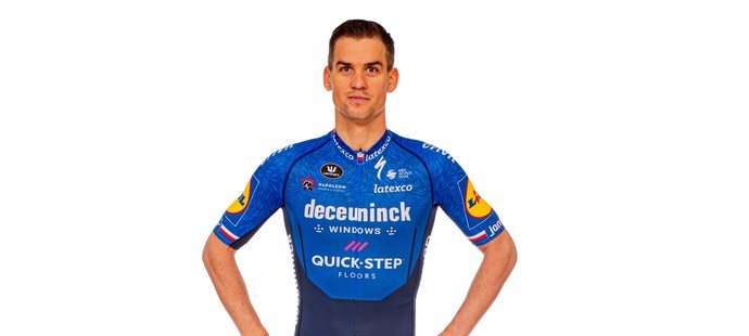 Český cyklista Zdeněk Štybar obléká dres belgického týmu Deceuninck-Quick Step