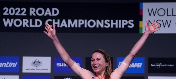 Annemiek van Vleutenová slaví zlato na mistrovství světa i se zlomeným loktem