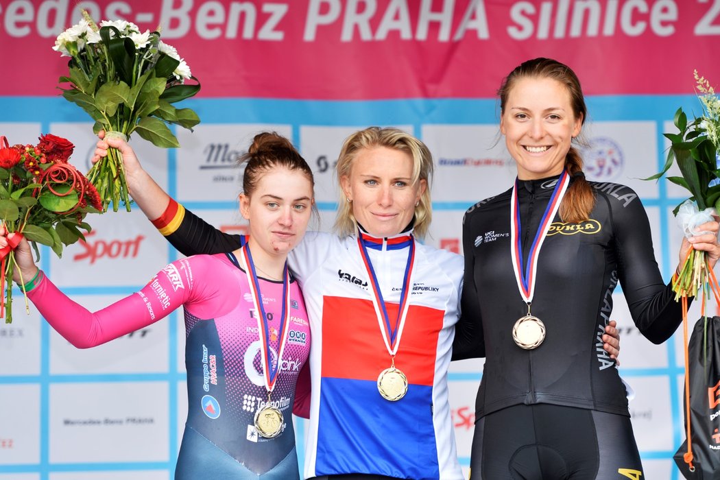 Mistrovství ČR a Slovenska v silniční cyklistice – Zleva druhá Nikola Nosková, vítězka Jarmila Machačová a třetí Melissa van Necková.