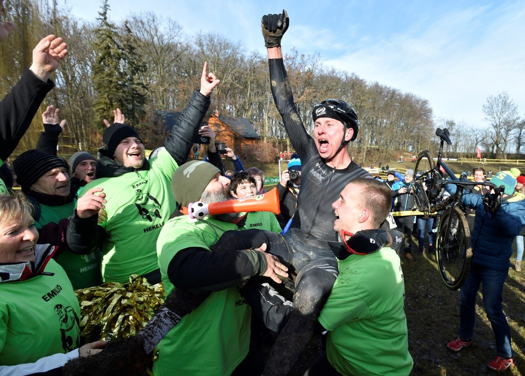 Emil Hekele slaví svůj triumf na mistrovství republiky v cyklokrosu