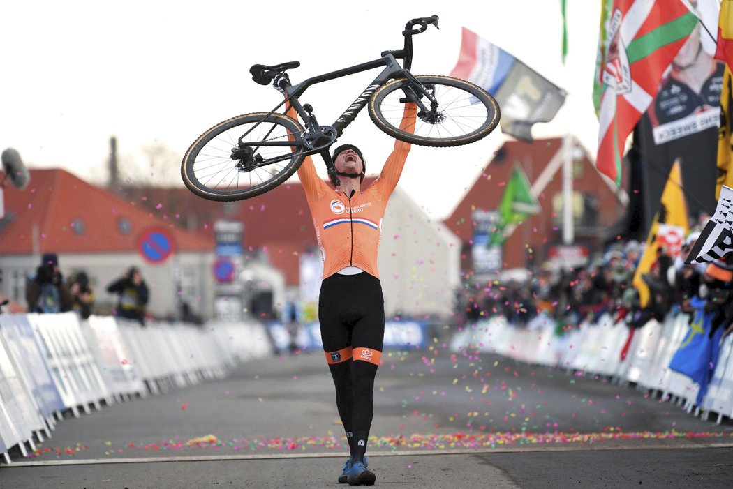 Nizozemec Mathieu van der Poel se raduje z titulu mistra světa v cyklokrosu