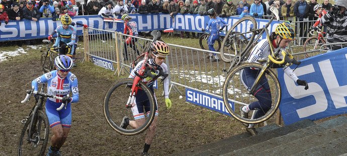 Cyklokrosařka Kateřina Nash na trati MS v Táboře