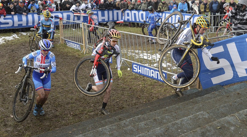 Cyklokrosařka Kateřina Nash na trati MS v Táboře