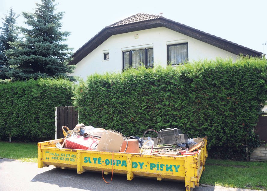 Úterý, 11:30 - Před domem Radomíra Šimůnka, který v noci na úterý zemřel, stojí kontejner plný odpadu, a to včetně kol