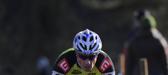 Český cyklokrosař Martin Bína vyhrál na trati v nizozemském Hoogerheide závěrečný závod Světového poháru. 