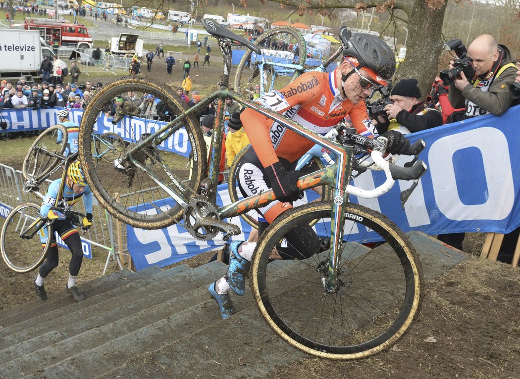 Mathie van der Poel na trati MS v Táboře v roce 2015, kde nakonec získal titul mistra světa...