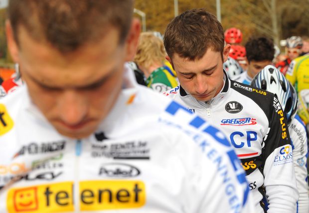 Minuta ticha před startem - Radomír Šimůnek ml. a Zdeněk Štybar (vlevo) Minuta ticha před startem - Radomír Šimůnek ml. a Zdeněk Štybar (vlevo)
