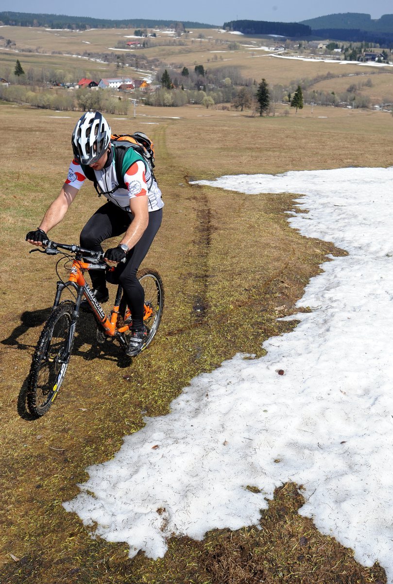 Cyklotrasa Šumava - zbytky sněhu