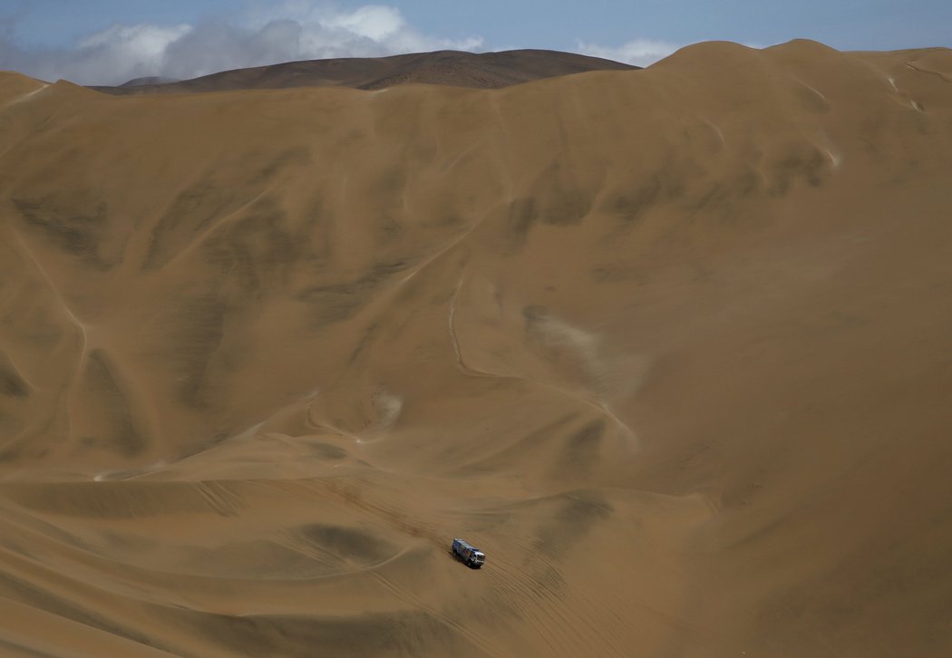 Rus Andrej Karginov překonává písečnou dunu na Rallye Dakar
