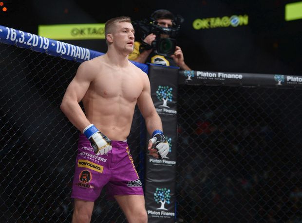David Kozma porazil Gábora Borárose v druhém kole na TKO (zranění) David Kozma porazil Gábora Borárose v druhém kole na TKO (zranění)