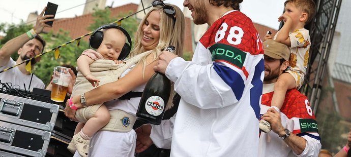 David Pastrňák slavil na Staroměstském náměstí společně se svou snoubenkou Rebeccou a dcerkou Freyou.