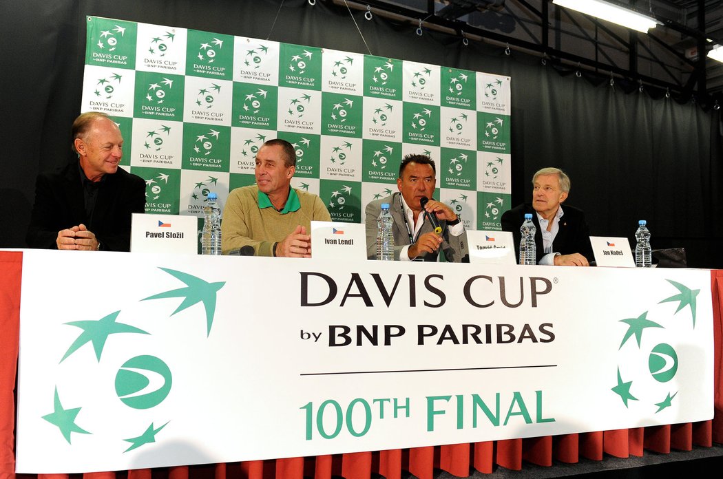 (Zleva) Pavel Složil, Ivan Lendl, Tomáš Šmíd a Jan Kodeš na tiskové konferenci před začátkem finále