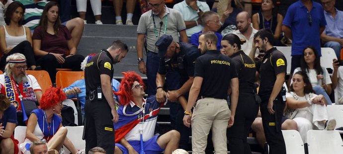 Pro některé české fanoušky si na Davis Cupu došla ochranka v doprovodu policie! Ve všem ale měli být nevinně