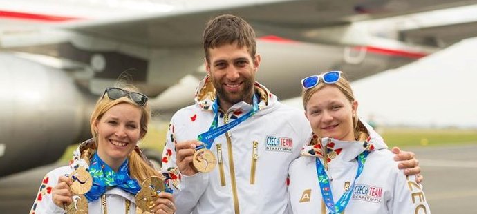 Čeští medailisté po návratu z deaflympiády: Tereza Kmochová (vlevo) přivezla pět zlatých medailí, Tomáš Pazdera ovládl snowboardcross a Veronika Grygarová přidala stříbro ve sjezdu