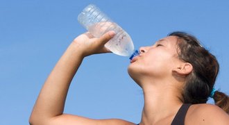 Nebezpečí dehydratace. Už při pocitu žízně tělo trpí, varuje lékař