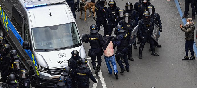 Demonstrace na Staroměstském náměstí skončila potyčkami fanoušků s policií