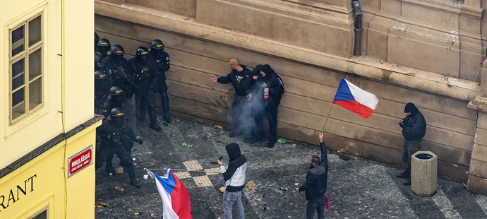 Demonstrace na Staroměstském náměstí skončila potyčkami fanoušků s policií