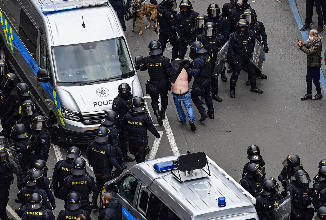 Demonstrace na Staroměstském náměstí skončila potyčkami fanoušků s policií