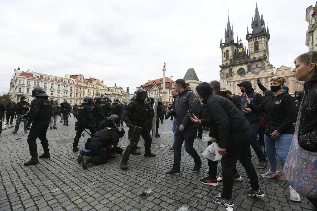 Demonstrace na Staroměstském náměstí skončila potyčkami fanoušků s policií