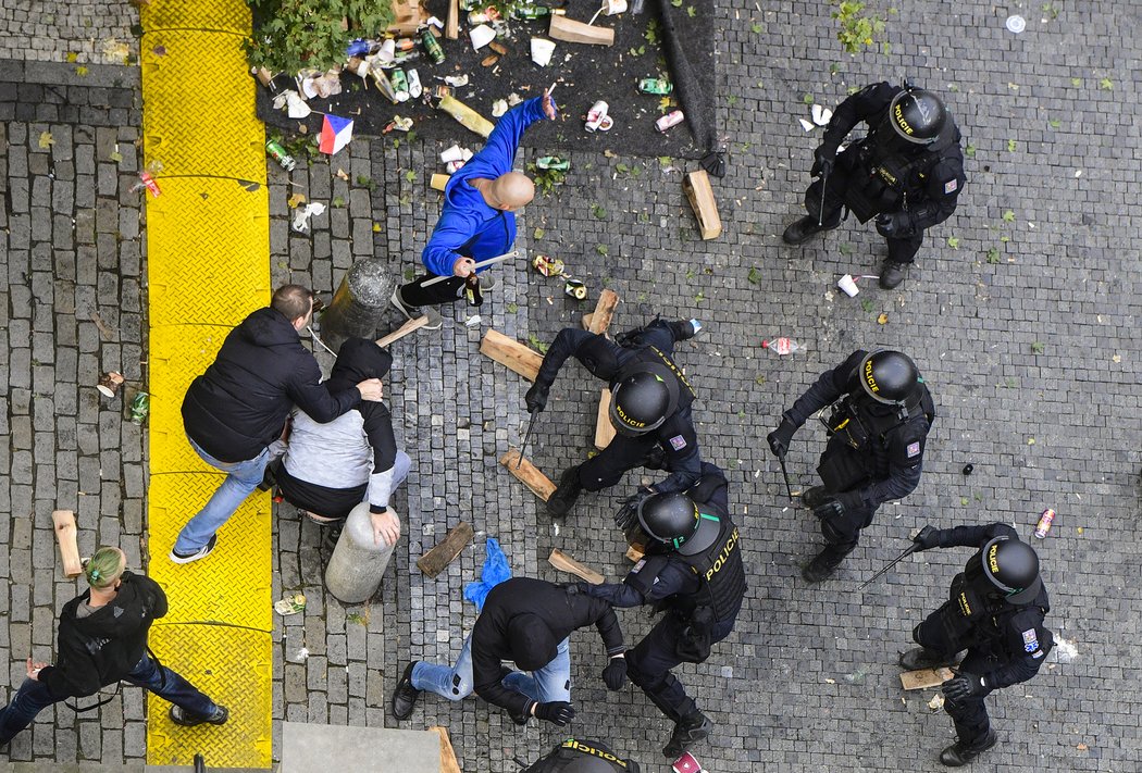 Demonstrace na Staroměstském náměstí skončila potyčkami fanoušků s policií