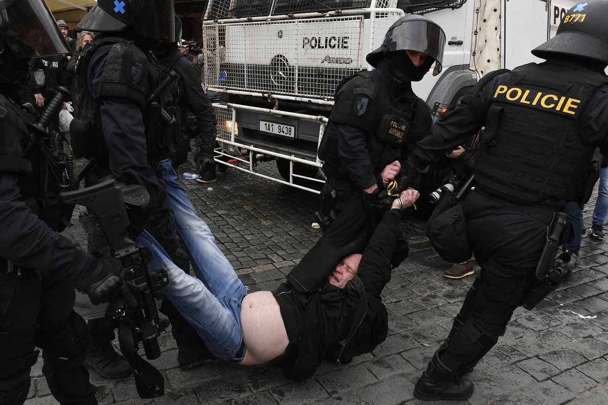 Demonstrace na Staroměstském náměstí skončila potyčkami fanoušků s policií