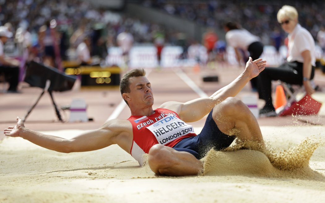 Adam Helcelet skáče do dálky během desetiboje na atletickém MS v Londýně