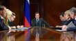 Ruský premiér Dmitrij Medveděv na zasedání vlády poté, co vyšel najevo tvrdý trest pro ruské sportovce za doping