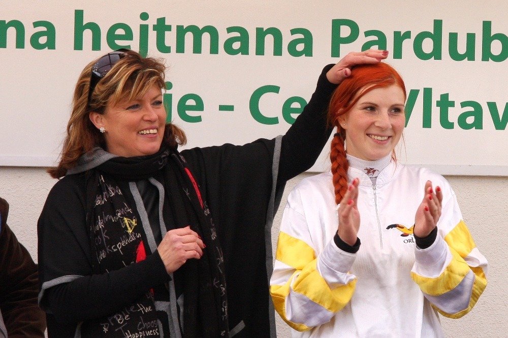 Barbora Málková s trenérkou Martinou Růžičkovou, také bývalou žokejkou