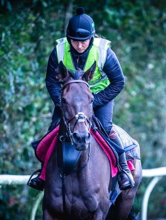 Anglická žokejka Bryony Frostová se byla podívat na Velké pardubické, kterou si nakonec málem zajela jako náhradnice za zraněného Jana Odložila. 