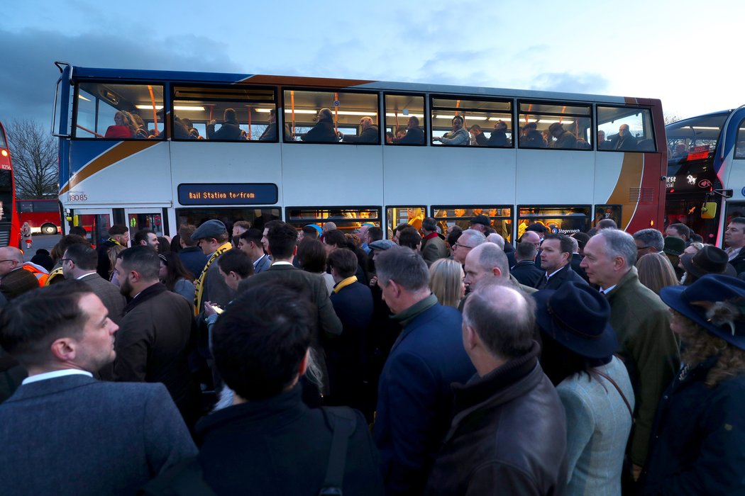 Závodníci přijeli do Cheltenhamu autobusem