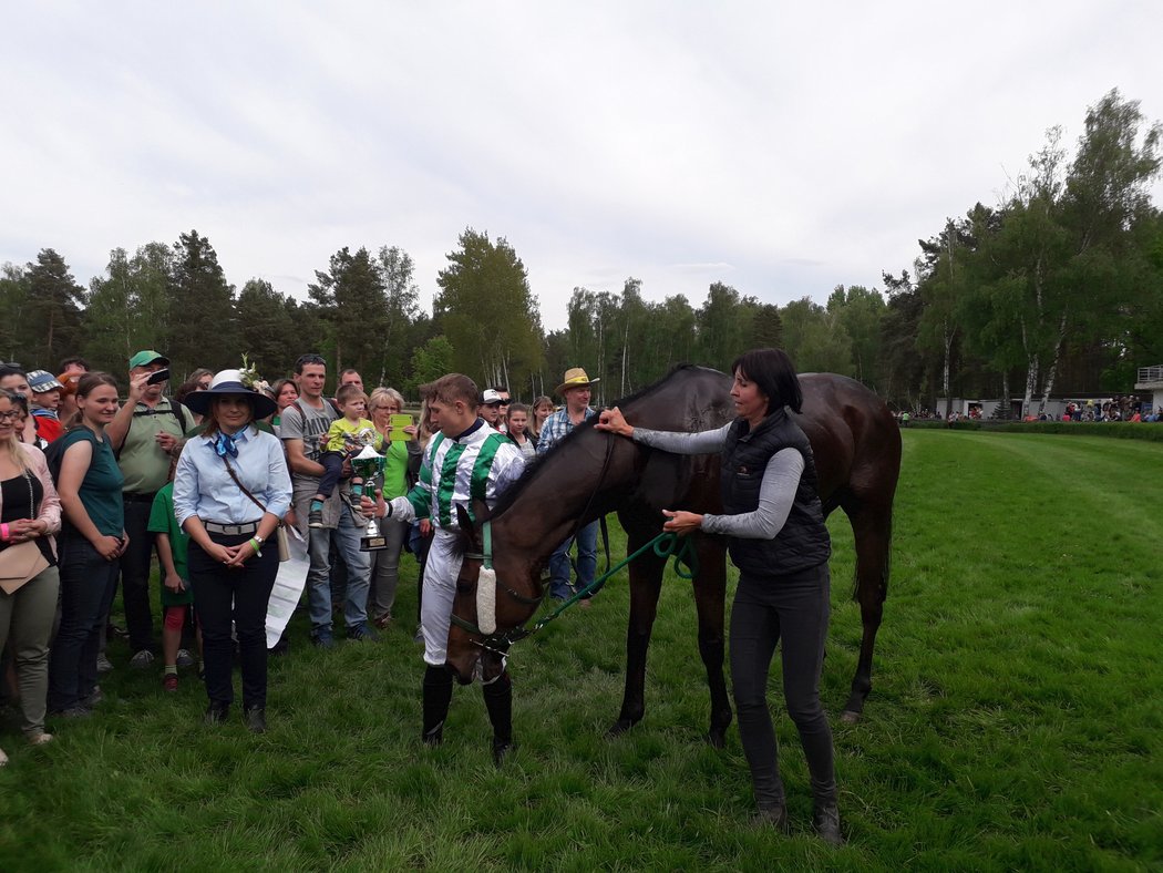 Theophilos v úterý v sedle s Janem Kratochvílem zopakoval loňské vítězství v Prvomájové steeplechase