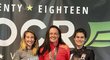 Zuzana Kocumová (uprostřed) slaví zlato z ženské štafety na mistrovství světa v OCR. Jejími parťačkami byly Američanky Nicole Mericleová a Rebecca Hammondová