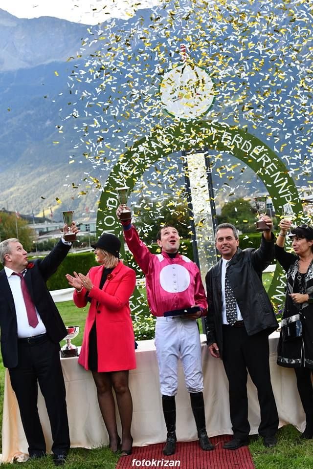 Jan Faltejsek a trenér Stanislav Popelka se radují z vítězství v Gran Premio Merano s koněm Al Bustan