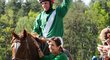 Josef Bartoš spolu s trenérkou Pavlou Váňovou slaví vítězství v Úvodní cross country Koroka s Lodgian Whistlem (Statek Chyše-Váňa)