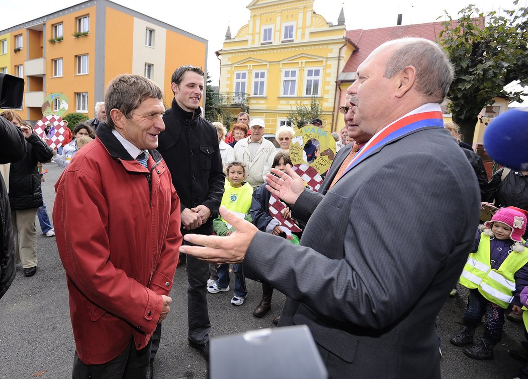 Starosta Chyše Miroslav Dorňák vítá Josefa Váňu s Josefem Bartošem