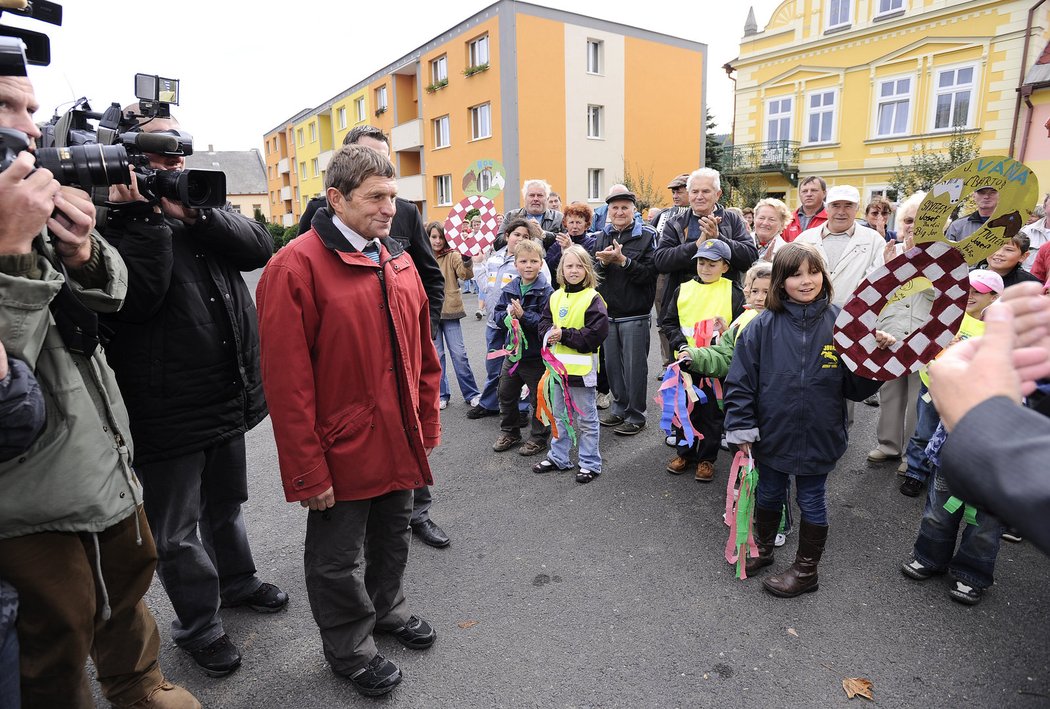 Místní děti vítají Josefa Váňu a Josefa Bartoše v Chyši