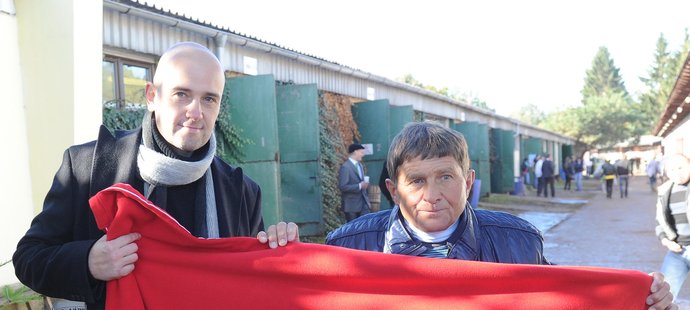 Lukáš Tomek a Josef Váňa pózují s dekou od deníku Sport