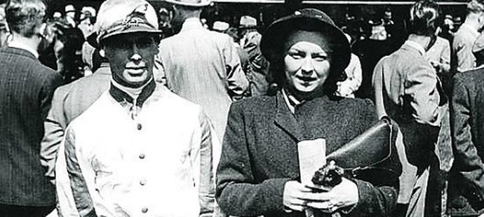 Karel Havelka miloval společnost žen... Na snímku z roku 1947 je s herečkou Věrou Ferbasovou, která tehdy byla majitelkou úspěšné dostihové stáje