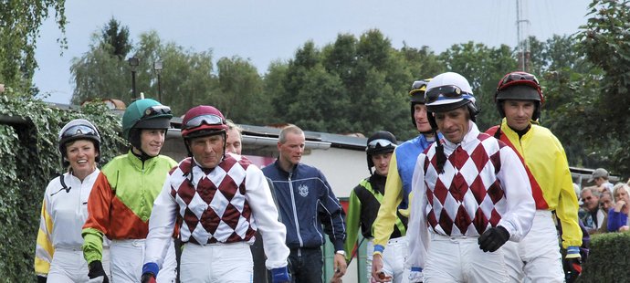 Michal Köhl (úplně vpravo) během kvalifikace na Velkou pardubickou v roce 2014.