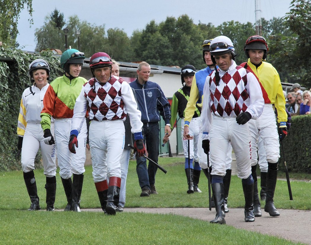 Michal Köhl (úplně vpravo) během kvalifikace na Velkou pardubickou v roce 2014.