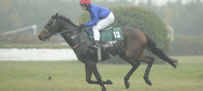 Theophilos s Janem Kratochvílem uhání pro vítězství ve steeplechase na 3500 metrů v Kolesách