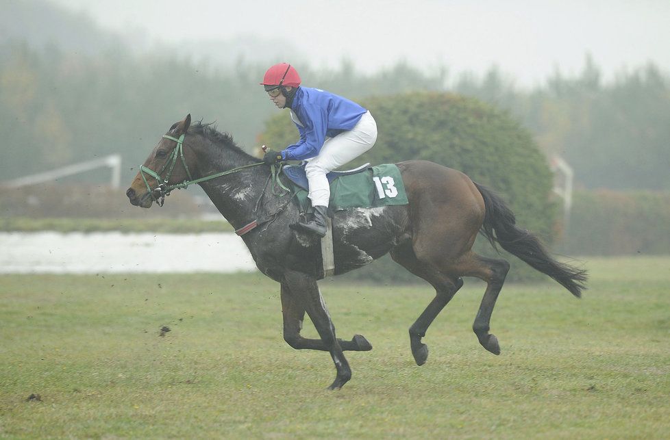 Theophilos s Janem Kratochvílem uhání pro vítězství ve steeplechase na 3500 metrů v Kolesách