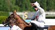 Petr Foret na koni Queen of Beaufay se raduje z vítězství v Českém derby 2022