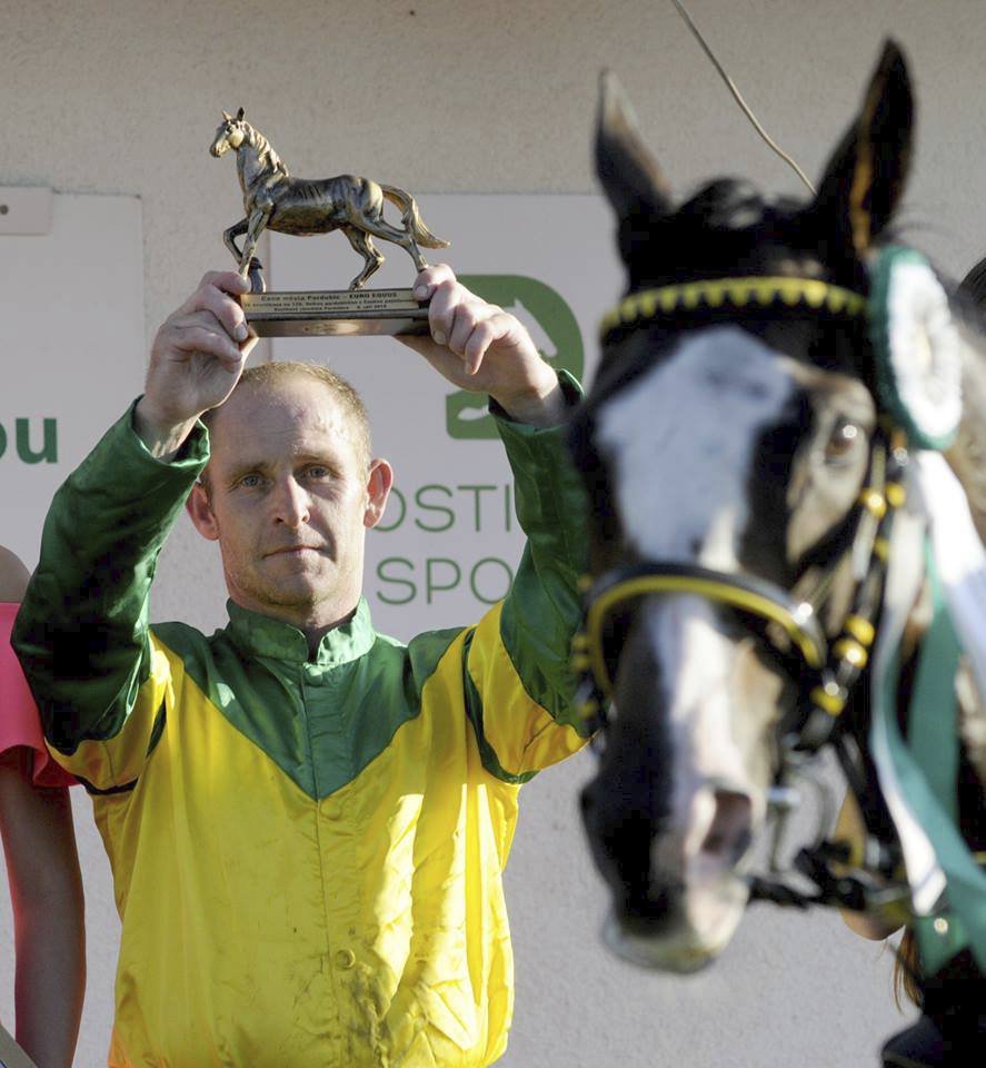 Žokej Jiří Kousek s trofejí pro vítěze poslední kvalifikace na Velkou pardubickou