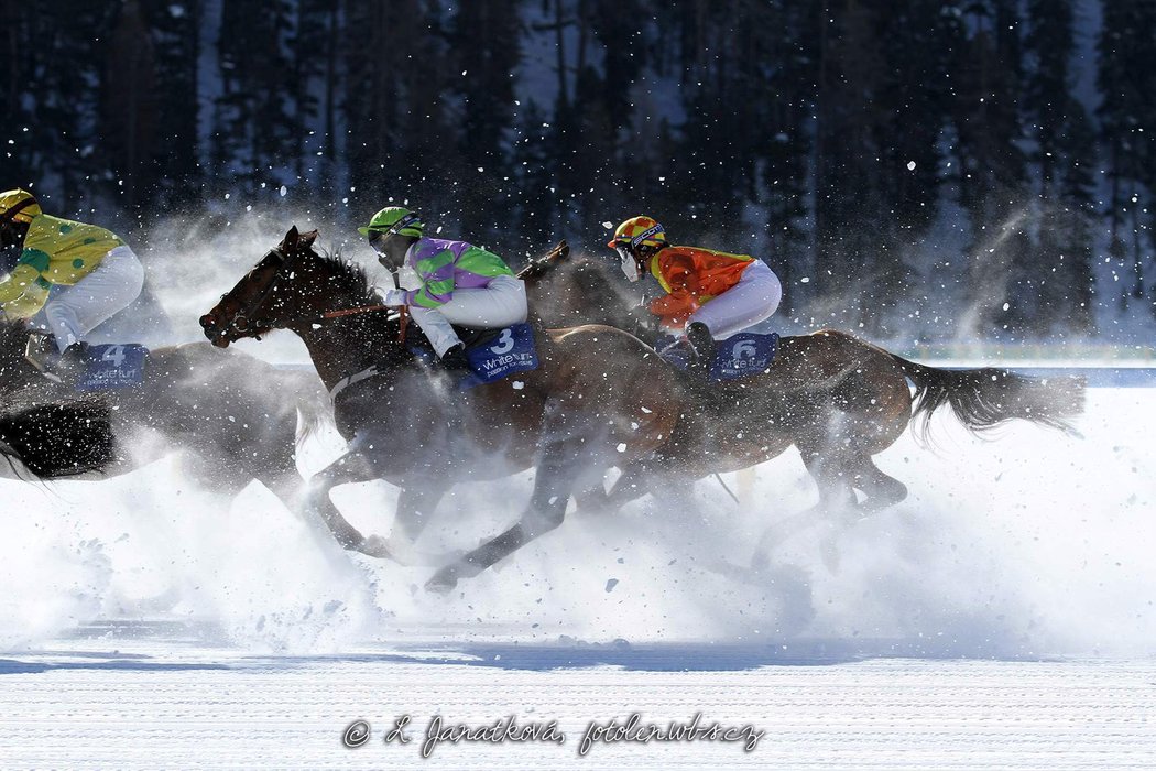 Dostihy série White Turf ve Svatém Mořici