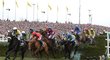 Outsider David Mullins na koni Rule The World (číslo 29) vyhrál v roce 2016 Velkou národní v Liverpoolu