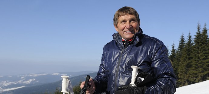 Žokej Josef Váňa si užíval sluníčka na Lysé hoře a zúčastnil se exhibičního obřího slalomu