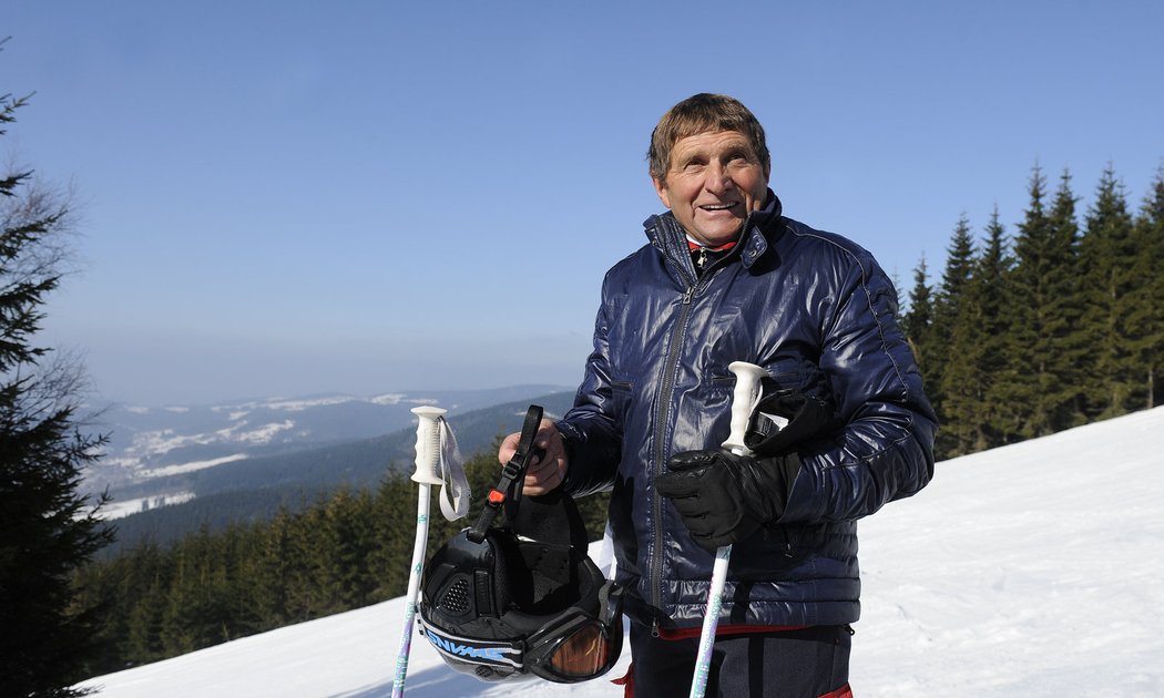 Žokej Josef Váňa si užíval sluníčka na Lysé hoře a zúčastnil se exhibičního obřího slalomu